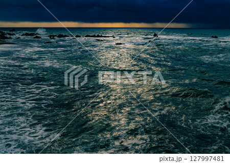 冬の日本海風景 冬の日本海風景 127997481