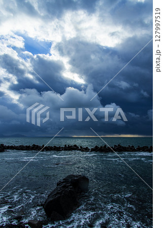 冬の日本海風景 冬の日本海風景 127997519