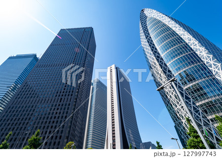 新宿副都心 高層ビル街と夏の陽射しの風景 2025.06　b-1 127997743