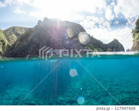 ヒリゾ浜の水中洞窟の美しい半水面撮影 ヒリゾ浜中木南伊豆町伊豆半島静岡県2024 127997806