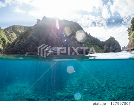 ヒリゾ浜の水中洞窟の美しい半水面撮影 ヒリゾ浜中木南伊豆町伊豆半島静岡県2024 127997807