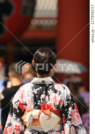 浅草寺を参拝する浴衣の観光客　レンタルの着物　和服 127998257