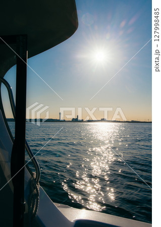 船から見る夕日 127998485