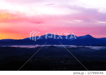 新潟県小千谷山本山高原からの雲海朝焼けの夜明け・越後三山雪景色 127998548