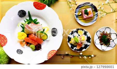 日本の会席料理　お造りと旬の小鉢3種 127998601