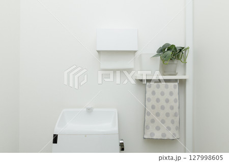 トイレの手洗い器とタオル トイレの手洗い器とタオル 127998605