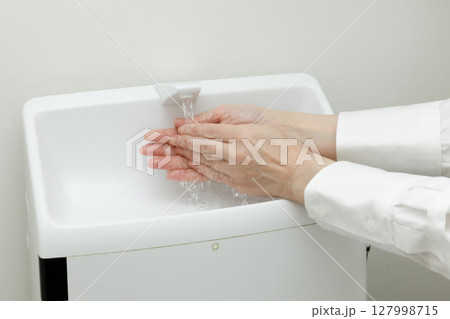トイレで手を洗う女性の手 127998715