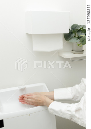 トイレで手を洗う女性の手 127998853