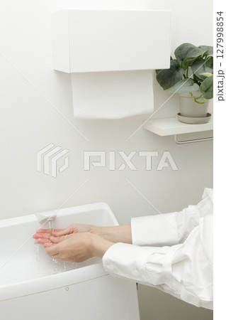 トイレで手を洗う女性の手 127998854