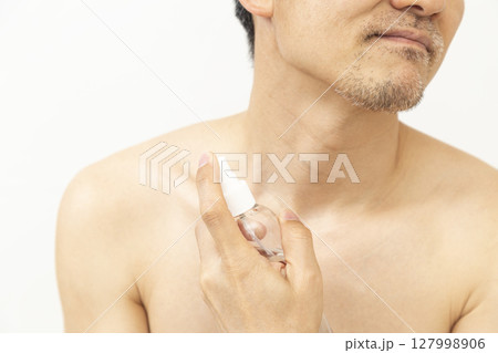 汗拭きシートを使う男性 白バック 汗拭きシートを使う男性 白バック 127998906