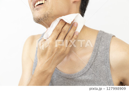 汗拭きシートを使う男性　白バック 127998909