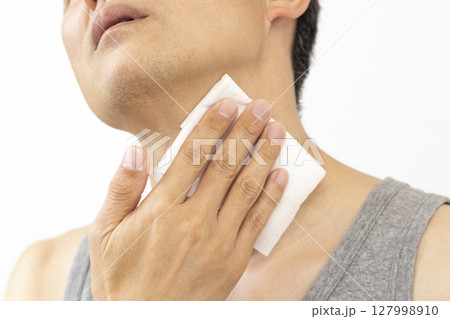 汗拭きシートを使う男性　白バック 127998910