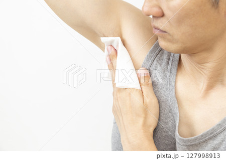 汗拭きシートを使う男性　白バック 127998913