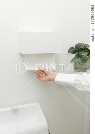 トイレでペーパータオルを使う女性の手 トイレでペーパータオルを使う女性の手 127999062