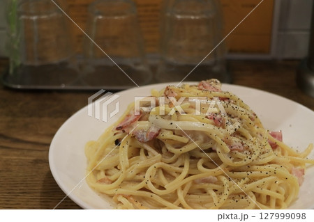 おいしいカルボナーラ　おいしそうなパスタ 127999098