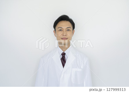 カメラ目線の白衣を着た40代の男性 医師・研究者 イメージ カメラ目線の白衣を着た40代の男性 医師・研究者 イメージ 127999313