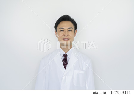 カメラ目線の白衣を着た40代の男性 医師・研究者 イメージ カメラ目線の白衣を着た40代の男性 医師・研究者 イメージ 127999316