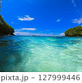 バリ島のパダンバイにある綺麗な青い海 バリ島のパダンバイにある綺麗な青い海 127999446