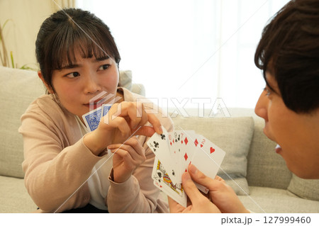 トランプで遊ぶ男女 127999460