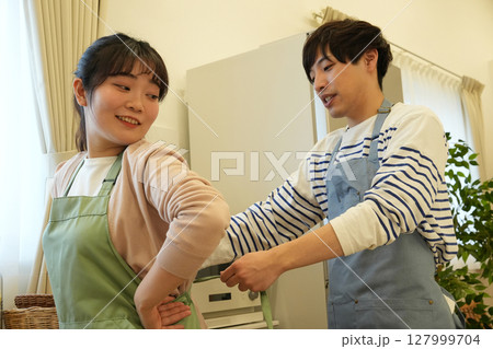 キッチンに立つ夫婦 127999704