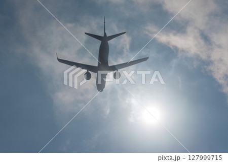朝の仙台空港　離陸中の飛行機　宮城県名取市 127999715