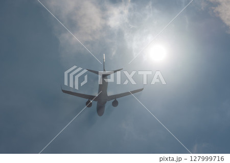 朝の仙台空港　離陸中の飛行機　宮城県名取市 127999716
