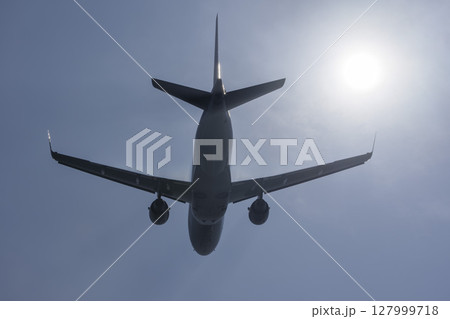朝の仙台空港　離陸中の飛行機　宮城県名取市 127999718