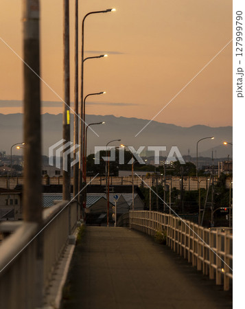 朝焼けの空と橋の風景 127999790
