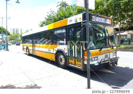 ハワイ州のバス　ホノルルのバス 127999849