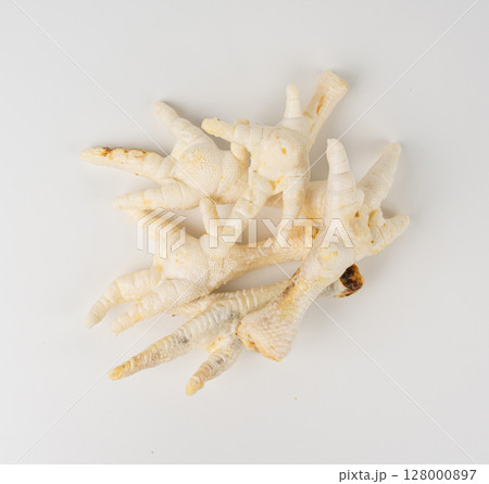 Dry chicken paws pet food, natural dog kibble with bones and meat 128000897