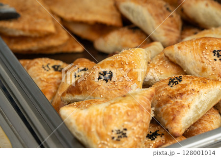 Samsa, somsa triangle pie, many traditional samosa, somsa savoury pastry 128001014