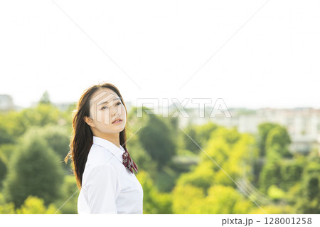 空を見つめる女子高校生 128001258