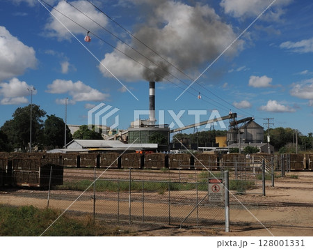 煙の向こうに ― Wilmar Sugar Inkerman Mill 製糖の風景 128001331