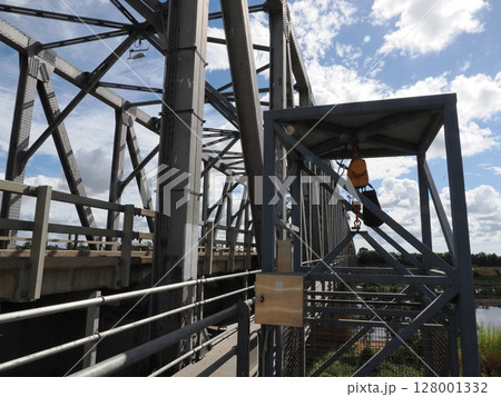 宙に浮かぶ点検者 ― Burdekin Bridge 内部構造にて 宙に浮かぶ点検者 ― Burdekin Bridge 内部構造にて 128001332