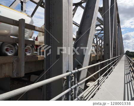 轟音のかたわら ― Burdekin Bridge 橋上にて 128001338
