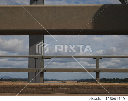 格子の向こう、緑の広がり ― Burdekin Bridge からの眺望 格子の向こう、緑の広がり ― Burdekin Bridge からの眺望 128001340