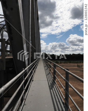 遠ざかる線、近づく空 ― Burdekin Bridge 歩道風景  ✅ 単語形式で構成した 語数確 128001342