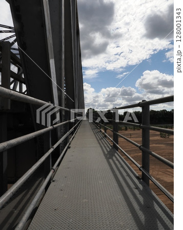 鉄と空の回廊 ― Burdekin Bridge 歩道の奥行き 鉄と空の回廊 ― Burdekin Bridge 歩道の奥行き 128001343
