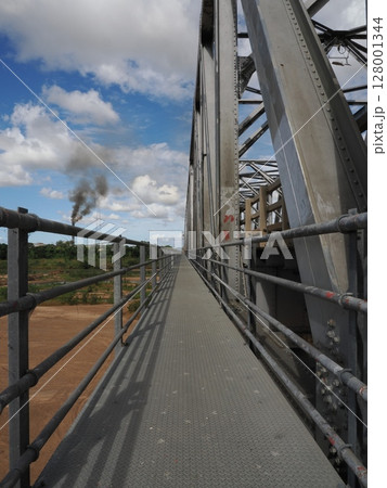 煙と橋のあいだ ― Burdekin Bridge より望む製糖工場 橋という「交通と人の移動」の象 128001344