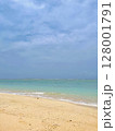 美しい砂浜 128001791