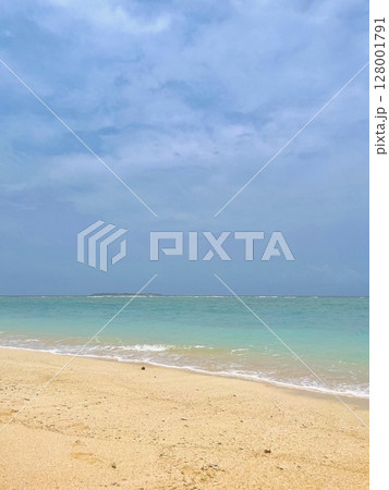 美しい砂浜 128001791