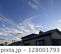住宅街の上空に現れた幻日 128001793