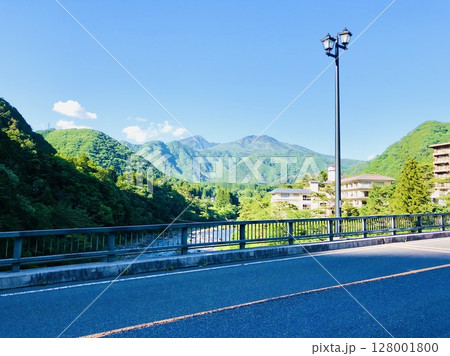 道路から望む初夏の美しい山々 128001800