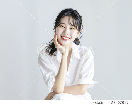 ほおづえをつく若い日本人女性　AI生成画像　 128002057