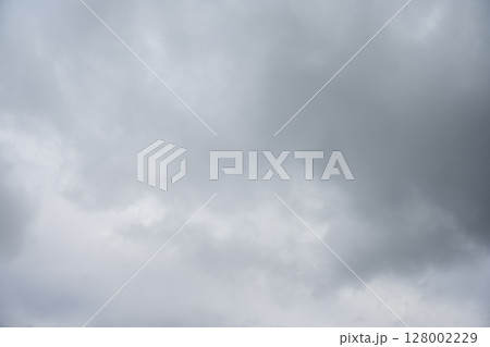梅雨 雨雲 雨の日 雨 灰色の空 雨 7月 イメージ 128002229