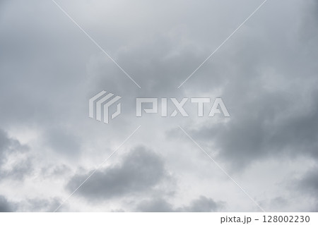 梅雨 雨雲 雨の日 雨 灰色の空 雨 7月 イメージ 128002230