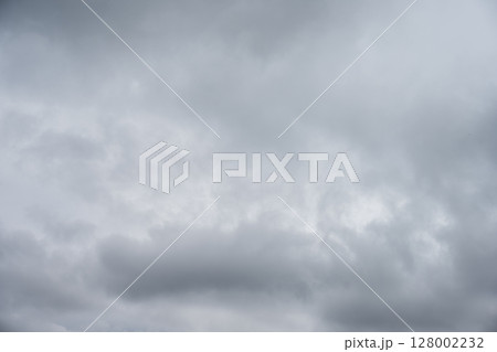 梅雨 雨雲 雨の日 雨 灰色の空 雨 7月 イメージ 128002232