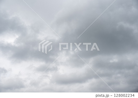梅雨 雨雲 雨の日 雨 灰色の空 雨 7月 イメージ 梅雨 雨雲 雨の日 雨 灰色の空 雨 7月 イメージ 128002234