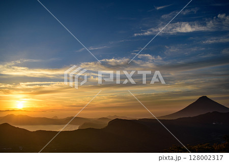 朝焼けの開聞岳と池田湖 128002317