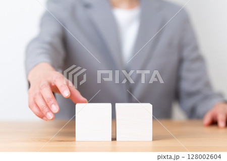 グレースーツを着たミドル女性と無地のブロック グレースーツを着たミドル女性と無地のブロック 128002604